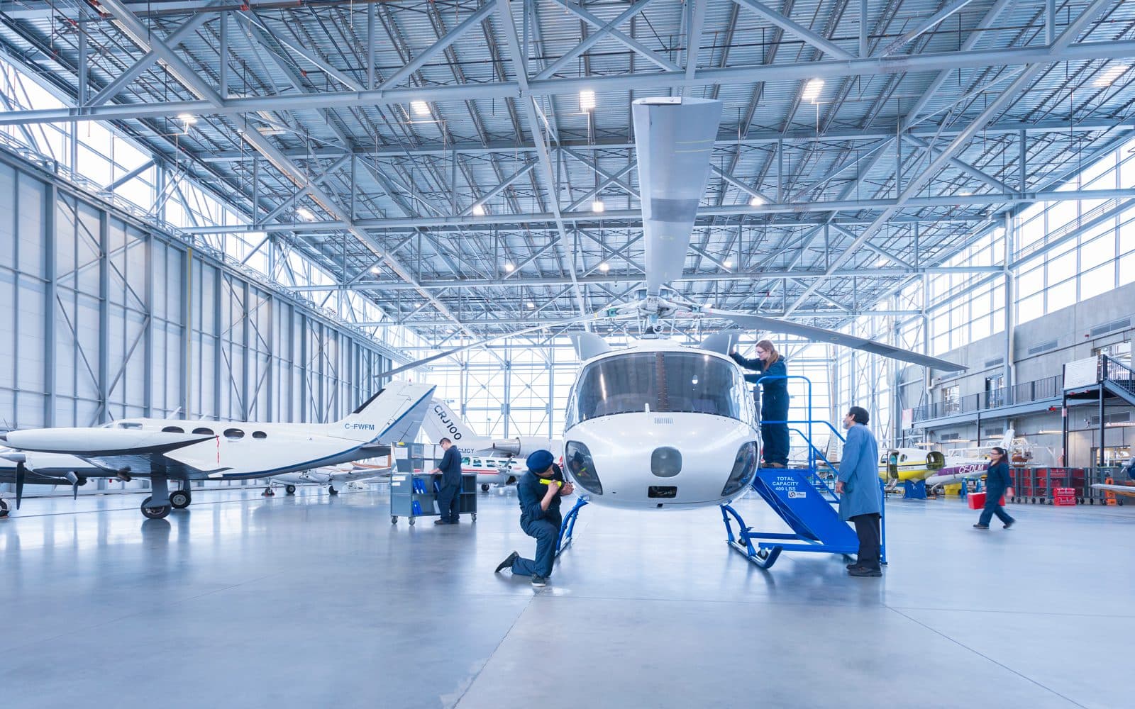 Estudiantes de BCIT trabajando en un helicóptero dentro del hangar del Aerospace Technology Campus