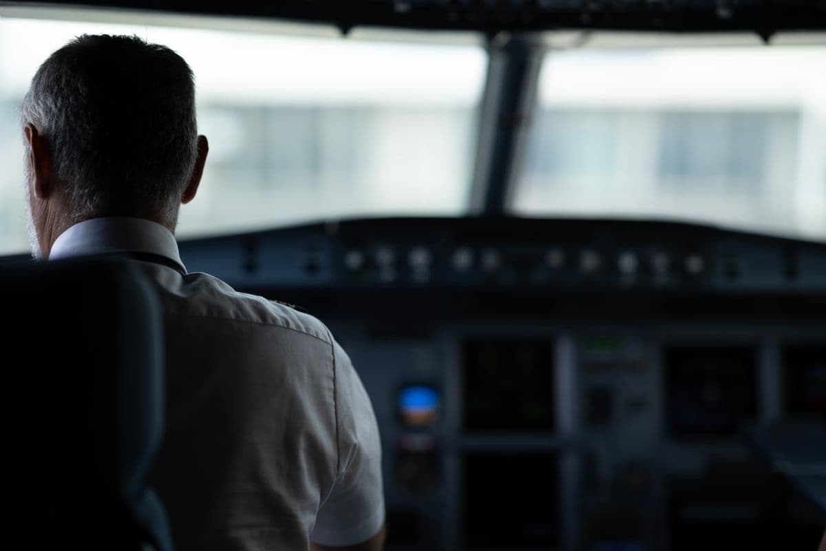 Piloto en la cabina de un avión comercial